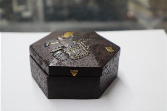 A Komai circular box and another largest diameter 10cm